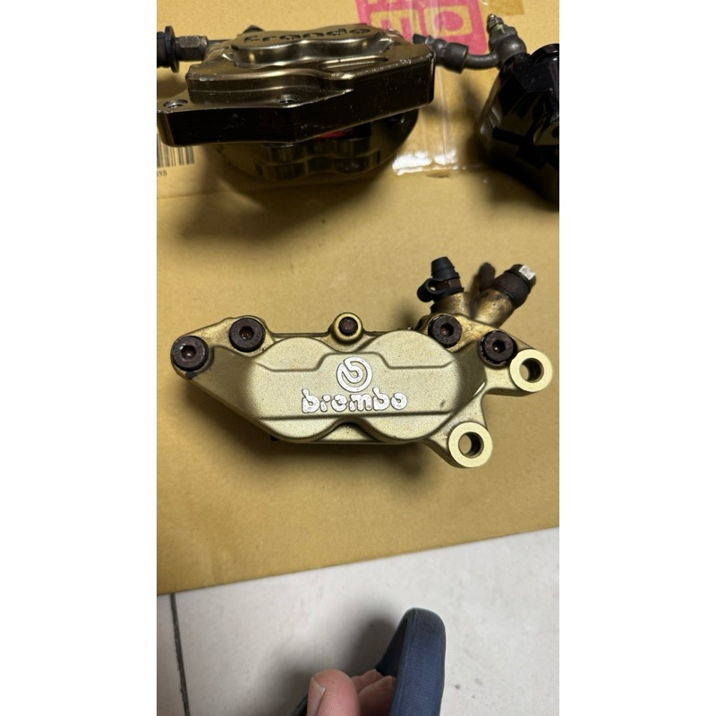 Brembo對四卡鉗 金底銀字 右卡