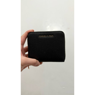 【CHARLES & KEITH】小ckㄇ字型短夾 拉鍊短夾 防刮皮 荔枝皮 短夾 皮夾 小巧可愛 黑色 二手 有外盒