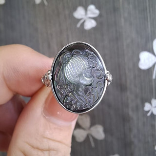 《希晶晶石》黑貝母美少女戰士雕刻戒指 水冰月 卡梅奧 彩光 實物拍攝 無修圖無濾鏡 台灣現貨 快速出貨 BED BEF