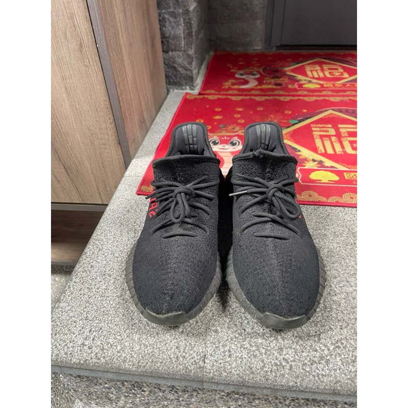 yeezy 350 v2 黑底紅字（二手.8成新