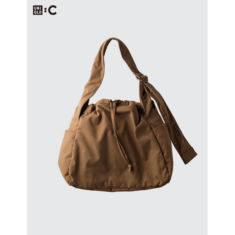 UNIQLO: C 男女適用 澎軟肩背包 brown 全球熱賣已斷貨