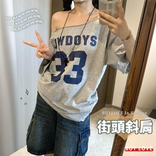 【買到戀愛】斜肩上衣 一字領 街頭 運動斜肩數字印花上衣 印花 數字 街頭 斜肩【FT472】