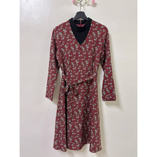 STORY SHOP❤️《全新》 CLOVIS 牌子 深葡萄酒色 小碎花 腰帶 領子部分聚酯豎紋 中長版 洋裝-B3