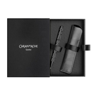 卡達CARAN D'ACHE 艾可朵時尚黑 BLACK LINES-原子筆禮盒組(搭配專屬小牛皮筆套) 墊腳石購物網