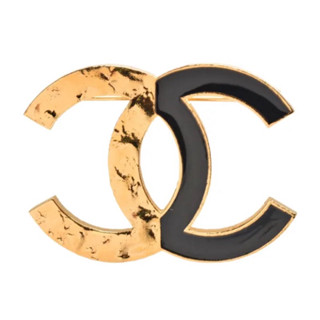 限期促！CHANEL 香奈兒 經典黑色 琺瑯刻紋 雙C LOGO 造型胸針(黑/金色AB9788-OR)