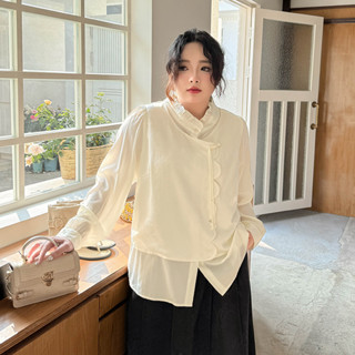 Miss38 改良版中式 花邊盤扣上衣【CC5155】(現貨)杏色 假二件式大尺碼 復古緹花 國風珍珠釦 溫婉氣質