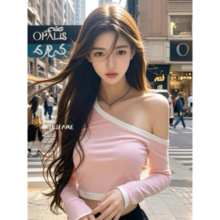 【KIKIFAME】💗草莓牛奶甜美撞色斜肩上衣 長袖上衣 長袖T恤 粉色上衣 撞色上衣 性感上衣 露肩上衣 短版上衣