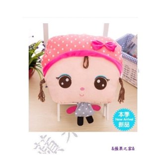 &蘋果之家&現貨-會發熱的暖手抱枕粉紅帽辨子小女孩USB充電暖手抱枕(遠紅外線發熱-無需注水喔!)附贈精美禮袋喔!^^