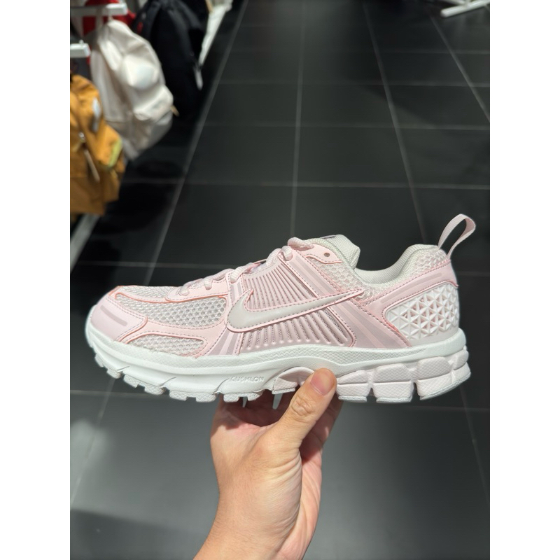 NIKE AIR ZOOM VOMERO 5 GS 大童 運動 休閒鞋 粉色 HF6998-600