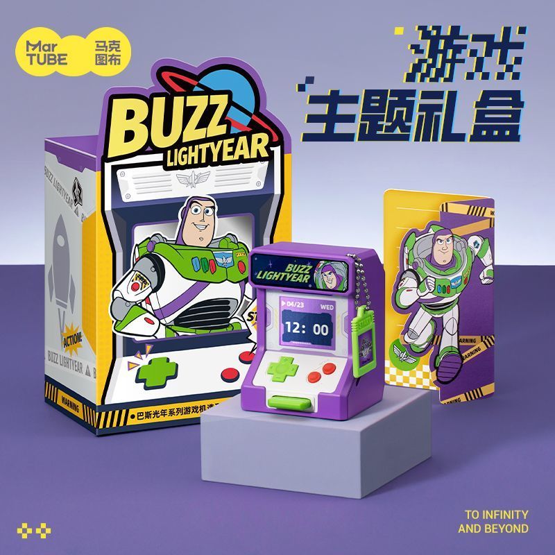 免運 台現🚚 馬克圖布 正版授權 巴斯光年遊戲機音響 遊戲機造型影響 巴斯光年桌面時鐘 可切換屏幕 動態歌詞 迷你擺件