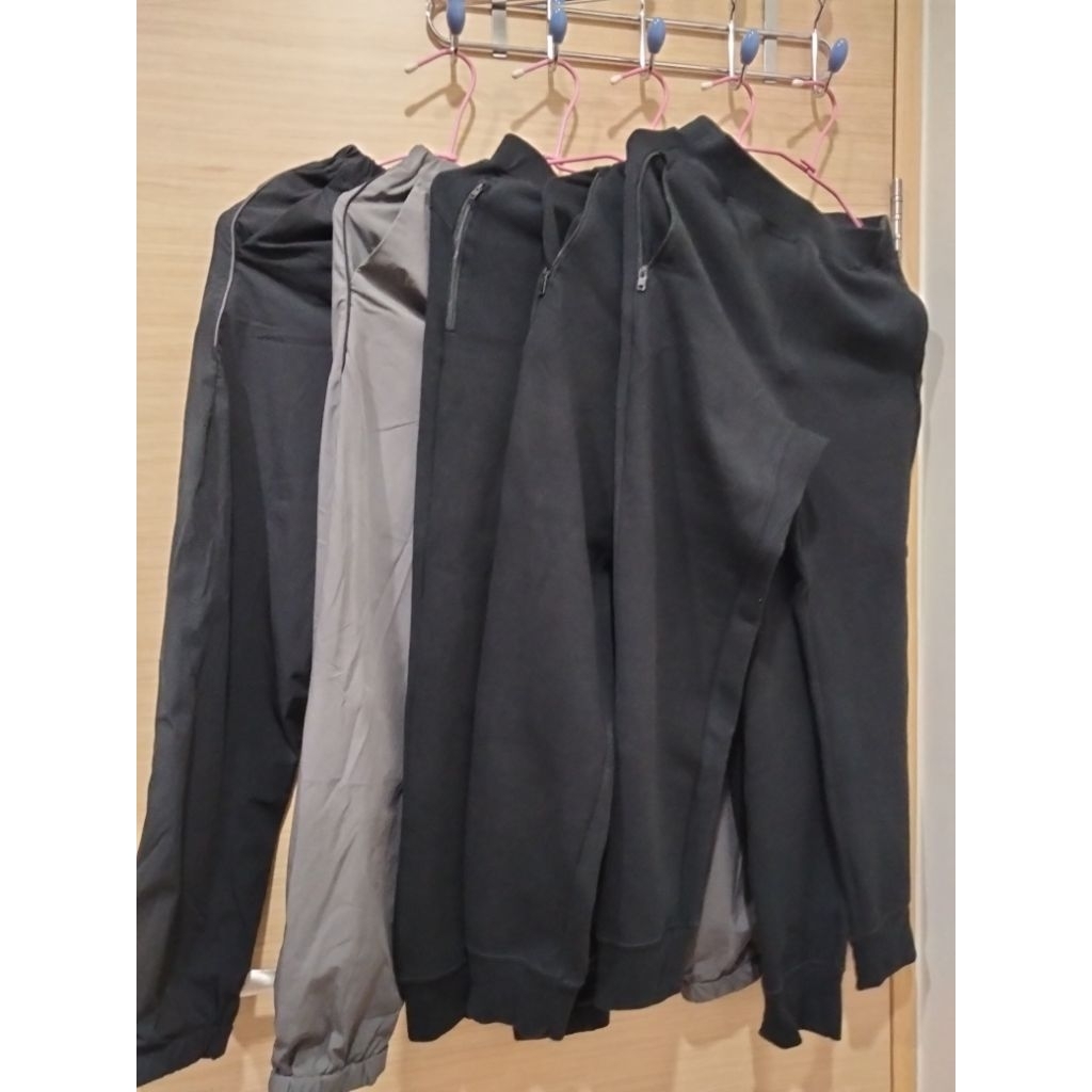 五件Uniqlo 150公分長褲（2件寒流時穿防風、防水、內刷毛），3件一般冬天穿棉質，共799$