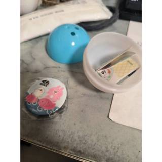 《現貨》卡娜赫拉 藏壽司 聯名扭蛋 ✨扭蛋 立體吊飾 ✨全新💯正品 🔥卡娜赫拉 徽章 鮭魚 杯子kura shushi