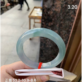 翡翠手鐲正圈53.2-10.9-8.6💰十幾萬 牛仔藍紫調，顏色濃鬱而且特別，版型好膠潤細膩水 頭好，顏色顯白，無紋裂