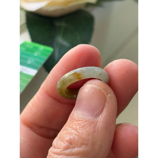 內徑14，國際戒圍6，no966，玉到愛，秋香色加白翡翠戒指（戒圈），半山半水，難得小圍，完美無紋，保證緬甸玉A貨翡翠