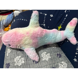 彩色鯊魚娃娃 粉色鯊魚娃娃 彩虹鯊魚娃娃 鯊魚抱枕 鯊魚娃娃（不含水對比用