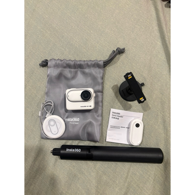 Insta360 GO3s相機64G、閃傳伴侶、記憶卡、自拍腳架、轉向支架、簡易帽夾、磁吸掛繩、相機收納袋