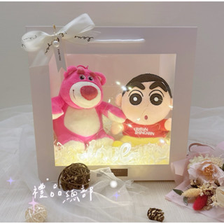 【禮品總部】現貨|實拍 正版 客製 蠟筆小新娃娃 熊抱哥娃娃 小新玩偶 迪士尼 Disney 熊抱哥玩偶 草莓熊 小白