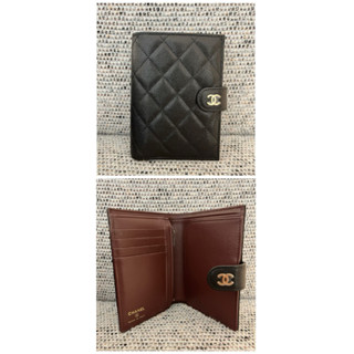 全新 Chanel 香奈兒 2025 黑色菱格紋荔枝牛皮 魚子醬 黑金 金扣 經典款 護照夾 對開中夾（AP3791）