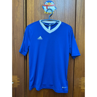 【二手童裝】adidas 經典三現款 藍色 AEROREADY 吸濕排汗 短袖T恤上衣，尺寸：160公分，約13-14歲