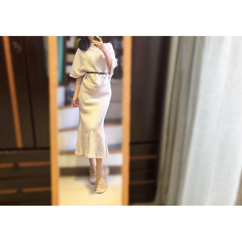 幾乎全新：Mayonez蝙蝠袖上衣+魚尾高腰鬆緊腰半身裙（含腰帶），流行燕麥色套裝
