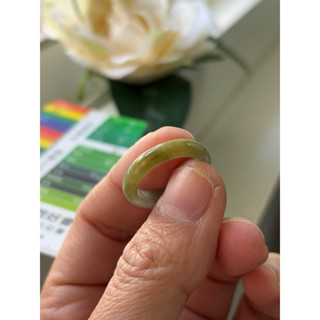內徑17，國際戒圍12，no964，玉到愛，秋香色加白翡翠戒指（戒圈），半山半水，完美無紋，保證緬甸玉A貨翡翠