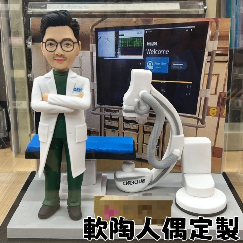 手工真人畢業退休紀念 人偶客製化公仔禮物  可場景背景訂製公仔  軟陶人偶照片diy退休禮物 送老師同學客製化 醫生禮物