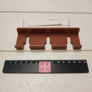 全新 現貨 插頭掛架 插頭收納 電線收納 無痕黏貼 牙刷掛架 鑰匙掛勾 電線廚房插座收納架 創意多功能 掛勾