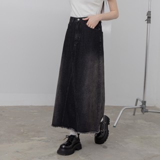 QUEENSHOP S 女裝 水洗感下擺鬚邊剪接牛仔長裙 S/M/L 現+預 【03021571】