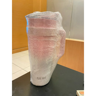 【快速出貨】【SILWA 西華】 漸層色握把酷酷杯 1200ml 附鋼吸管 304不鏽鋼 隨行杯 飲料杯 保冰