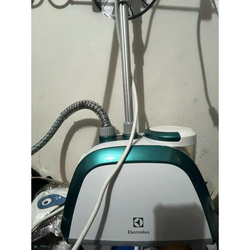 伊萊克斯 Electrolux EGS2103 / EGS-2103 直立式蒸氣掛燙機 ,附件如圖，功能正常