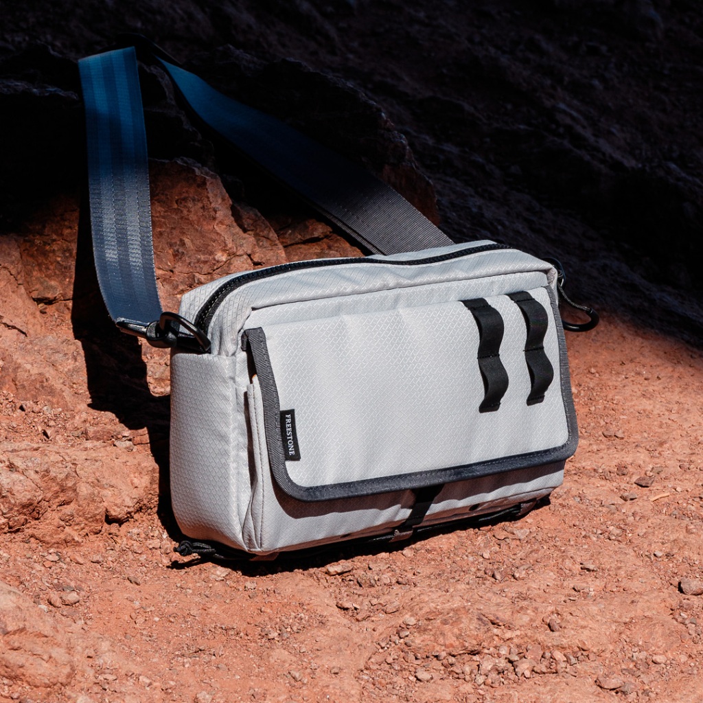 【FREESTONE】Fastpac Plus 快翻斜背包 – 迷霧灰 | Ripstop DWR防潑水 斜肩包