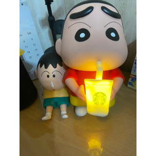 現貨療癒性蠟筆小新喝著星巴克造型夜燈 usb夜燈插電夜燈充電夜燈25cm