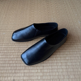 mushrooms. 簡約平底皮鞋 minimal slip-on flats