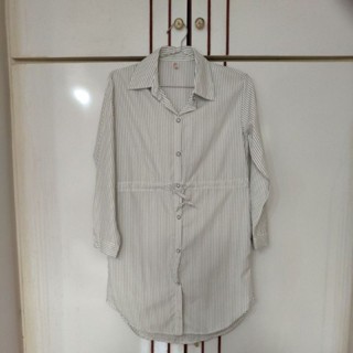 女性白底黑色細條紋長版襯衫