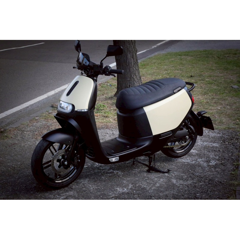 售 GOGORO 2 Plus 一部 個人自售車 車在台中 里程數2萬 全黑化風格 消光卡其 車況維持良好 卡片感應啟動