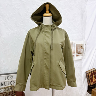 GU軍綠色連帽風衣外套