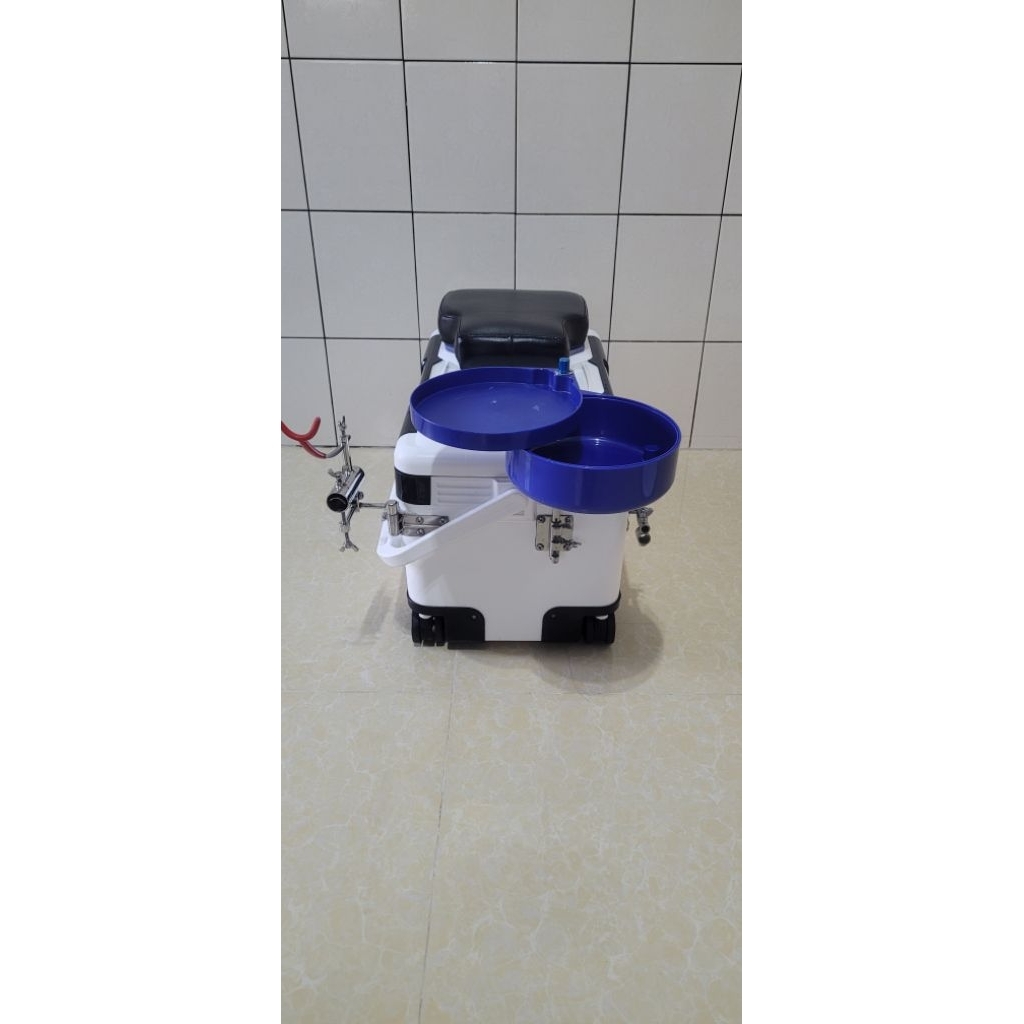 （池釣海釣冰箱二手品）台灣DK32L冰箱加右手白鯨砲臺配件☆各式釣魚冰箱到貨上架☆彩金戰鬥海釣場專用冰箱。釣魚釣蝦保冷箱