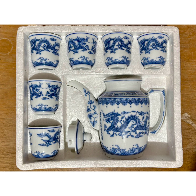 賣啥貨～80年代金門陶瓷訂製款，青花瓷雙龍茶具組一壺六杯。vintage