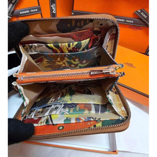 在臺現貨🧡39980 愛馬仕 HERMÈS 絲巾短夾 自由之城 狗狗內裡 金棕