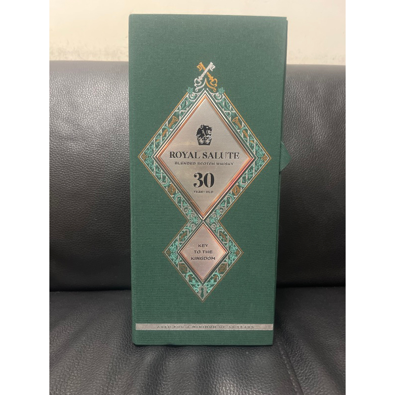 😊皇家禮炮30年王者之鑰  威士忌的盒子