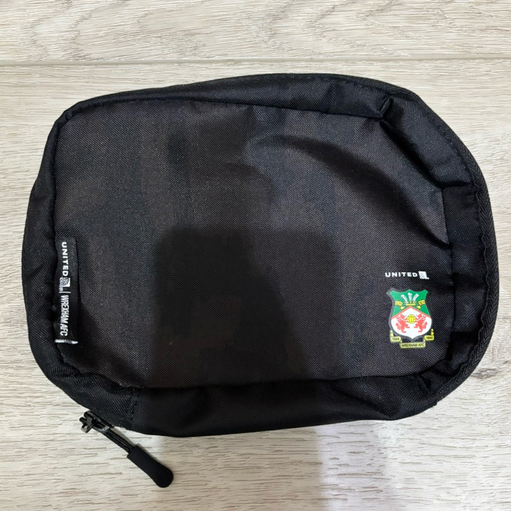 全新【United 聯合航空】Welsh soccer team Wrexham  AFC足球隊 盥洗包 過夜包
