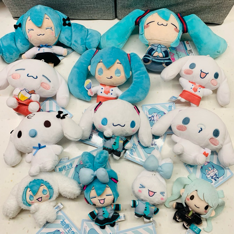 ❤Lika小舖❤初音大耳狗 日本正版現貨 三麗鷗景品玩偶布偶娃娃 聯名款玩偶吊飾 初音吊飾 三麗鷗布偶