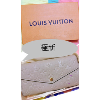 近全新 LV Sarah 經典花紋壓紋小牛皮扣式長夾