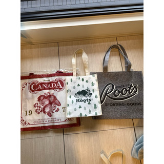 Roots 有各種大小購物袋
