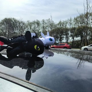 龍翔~臺灣現貨 隨風舞翅的無牙仔公仔 汽車裝飾車頂毛絨玩具 掛件小飛龍玩偶摩托車頭盔配飾