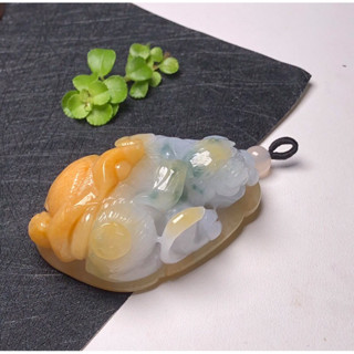 一眼獨特的三彩色澤濃鬱、雕工精湛、大自然的極致產物🍀緬甸翡翠A貨帶原石手工雕招財旺財/小狗擺件/掛飾