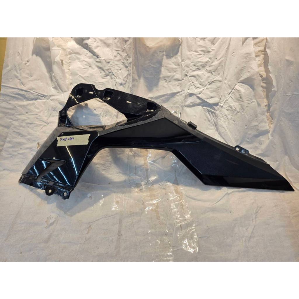 55028-0641-660 KAWASAKI NINJA 400 忍400 右側中下導流 二手零件