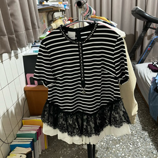 二手 needed 妮蒂設計師專櫃 水鑽亮鑽領子黑白橫條紋橫線條衣襬黑蕾絲白拼接設計質感短袖上衣 短袖T恤 短t