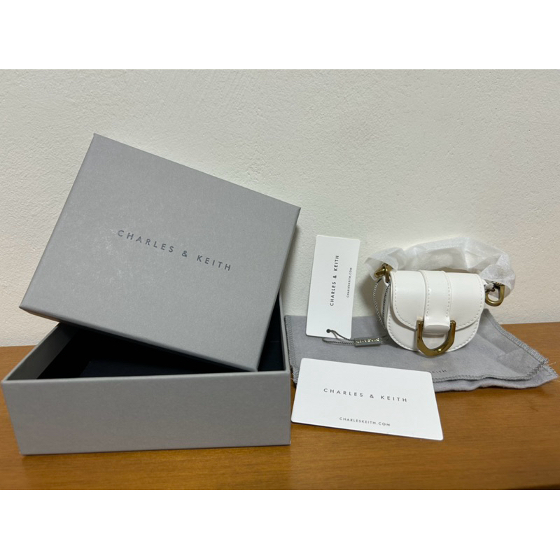 《全新》  CHARLES & KEITH 馬鞍耳機包 奶白色 小ck 零錢包