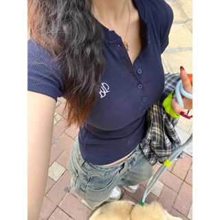 【ANT】美式緊身紐扣半開領短袖t恤女 短袖 t恤 短袖上衣 短板上衣 修身上衣 辣妹上衣 短款上衣 小辣上衣 性感上衣